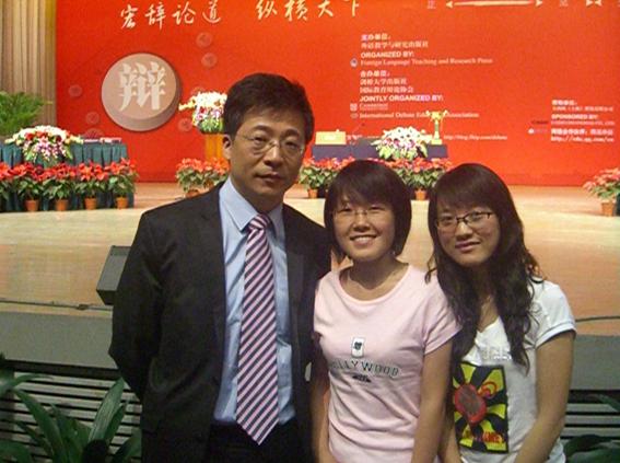 选手与CCTV9新闻节目主持人杨锐合影