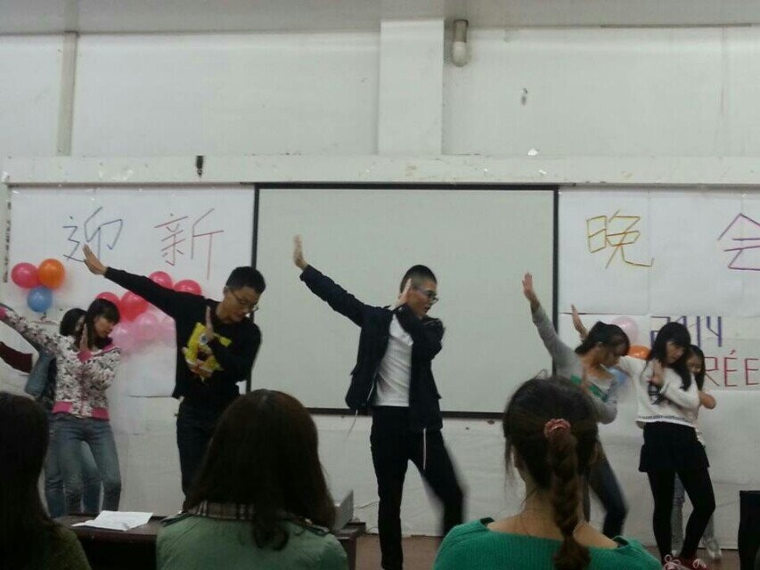 开场舞“小苹果”将现场气氛推向高潮